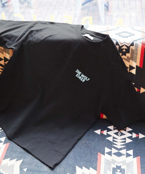 FREAK'S STORE（フリークスストア）の「限定展開 SHE WOLF DINER×FREAK'S STORE/シーウルフダイナー 別注 ビッグシルエット バックプリントTシャツ/CAR（Tシャツ/カットソー・メンズ・アッシュグレー/ホワイト/ブラック/スミクロ・SMALL/LARGE/MEDIUM）」の19枚目の写真
