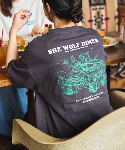 FREAK'S STORE（フリークスストア）の「限定展開 SHE WOLF DINER×FREAK'S STORE/シーウルフダイナー 別注 ビッグシルエット バックプリントTシャツ/CAR（Tシャツ/カットソー・メンズ・アッシュグレー/ホワイト/ブラック/スミクロ・SMALL/LARGE/MEDIUM）」の3枚目の写真