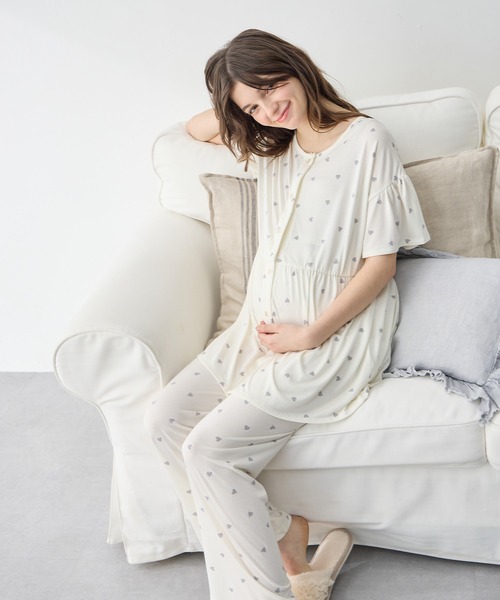 Rosemadame(ローズマダム)の「接触冷感ハート柄パジャマ(産前・産後対応 マタニティ&授乳服 ルームウェア 上下セット)(マタニティウェア/グッズ・レディース・チャコールグレー/ブルー/アイボリー・LL/M/L)」の1枚目の写真