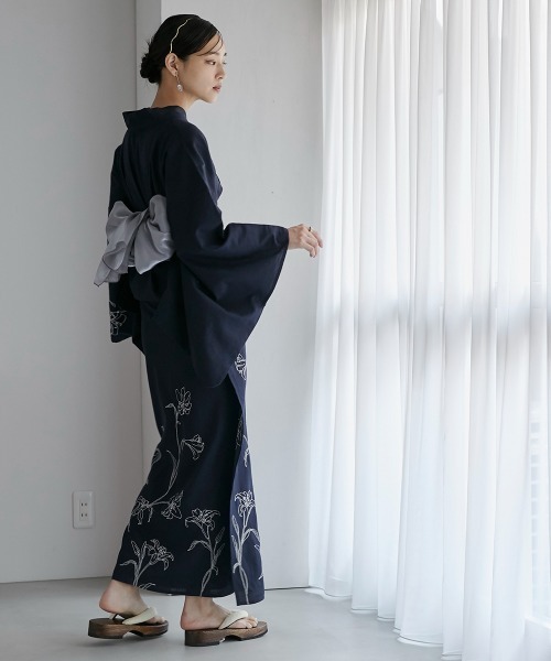 Neina（ネイナ）の「【浴衣】花柄デザイン刺しゅう浴衣セット（ゆかた＋夏帯）〔Neina〕（浴衣・レディース・ネイビー系・FREE）」の3枚目の写真