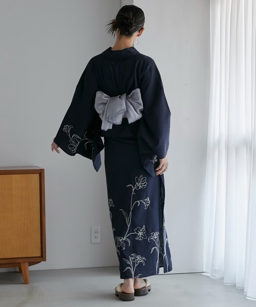 Neina（ネイナ）の「【浴衣】花柄デザイン刺しゅう浴衣セット（ゆかた＋夏帯）〔Neina〕（浴衣・レディース・ネイビー系・FREE）」の4枚目の写真