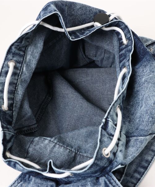 SPINNS（スピンズ）の「デニムナップサック/リュック/スタッズ付きフラップデザイン（バックパック/リュック・メンズ・ブルー/ブラック・ONESIZE）」の3枚目の写真