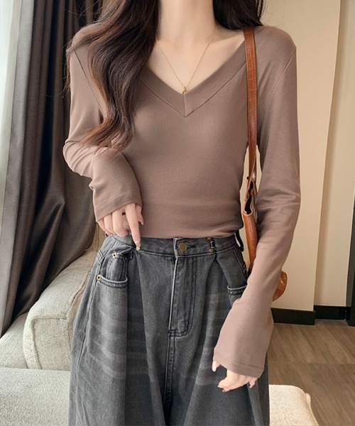 2ly2(トゥーリートゥー)の「スリムフィットVネックTシャツ(Tシャツ/カットソー・レディース・グレー/モカ/ホワイト・FREE)」の13枚目の写真