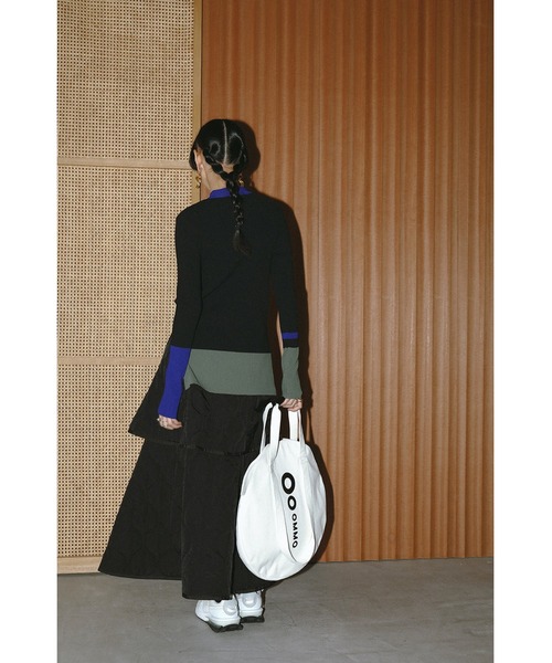 OMMO(オーエムエムオー)の「LOGO CIRCLE TOTE(トートバッグ・レディース・ホワイト/ブラック・FREE)」の5枚目の写真