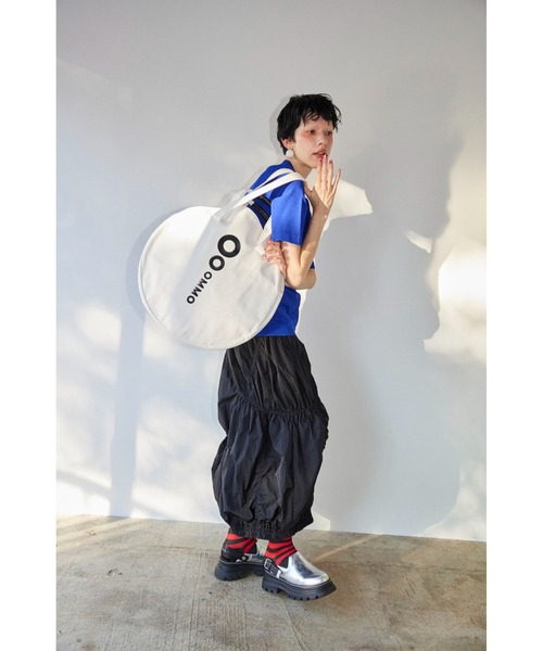 OMMO(オーエムエムオー)の「LOGO CIRCLE TOTE(トートバッグ・レディース・ホワイト/ブラック・FREE)」の9枚目の写真