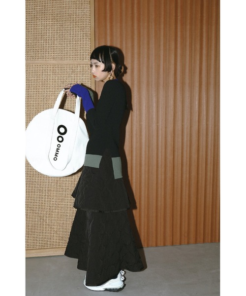 OMMO(オーエムエムオー)の「LOGO CIRCLE TOTE(トートバッグ・レディース・ホワイト/ブラック・FREE)」の4枚目の写真