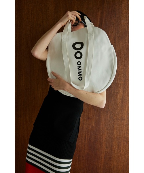 OMMO(オーエムエムオー)の「LOGO CIRCLE TOTE(トートバッグ・レディース・ホワイト/ブラック・FREE)」の6枚目の写真