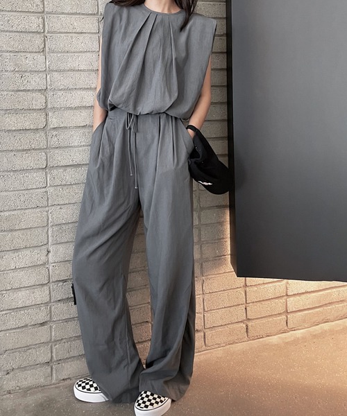 LAFFMO（ラフモ）の「セットアップ ノースリーブタックブラウス&リラックスパンツ（セットアップ・レディース・グレー/ベージュ/ブラック/キャメル・F）」の2枚目の写真