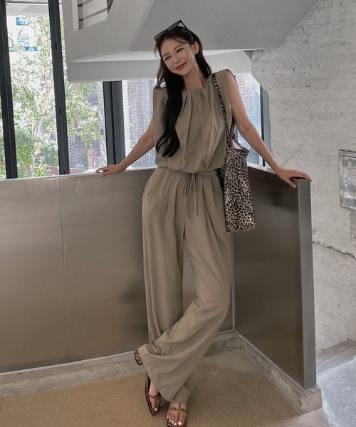 LAFFMO（ラフモ）の「セットアップ ノースリーブタックブラウス&リラックスパンツ（セットアップ・レディース・グレー/ベージュ/ブラック/キャメル・F）」の11枚目の写真