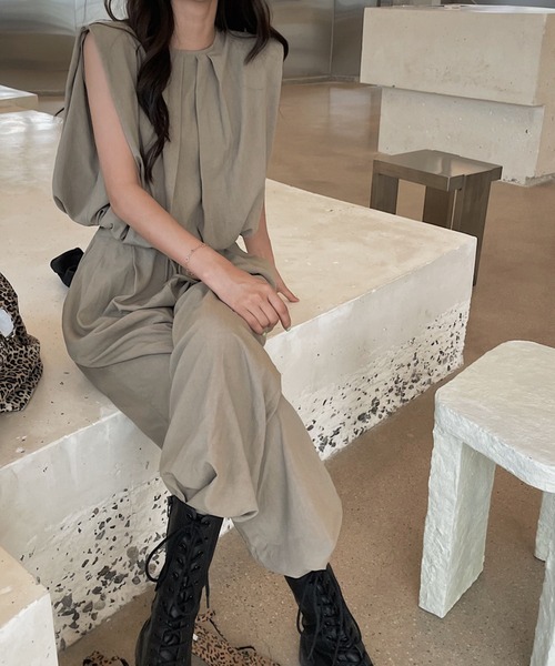 LAFFMO（ラフモ）の「セットアップ ノースリーブタックブラウス&リラックスパンツ（セットアップ・レディース・グレー/ベージュ/ブラック/キャメル・F）」の5枚目の写真