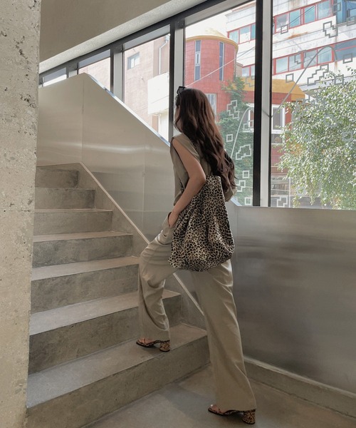 LAFFMO（ラフモ）の「セットアップ ノースリーブタックブラウス&リラックスパンツ（セットアップ・レディース・グレー/ベージュ/ブラック/キャメル・F）」の13枚目の写真