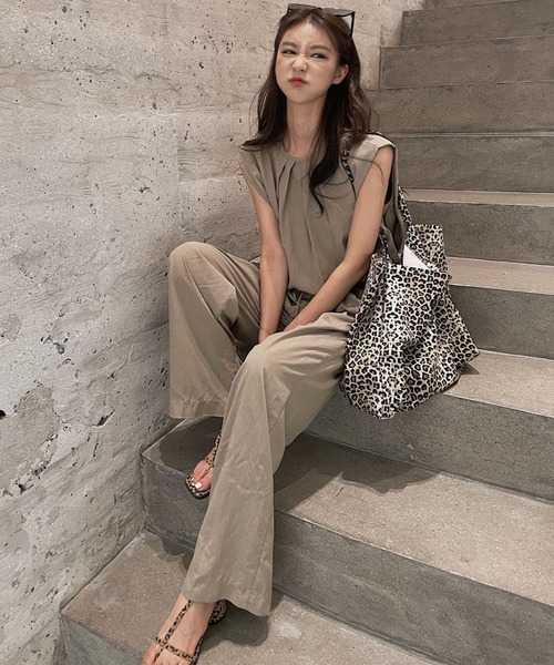 LAFFMO（ラフモ）の「セットアップ ノースリーブタックブラウス&リラックスパンツ（セットアップ・レディース・グレー/ベージュ/ブラック/キャメル・F）」の15枚目の写真