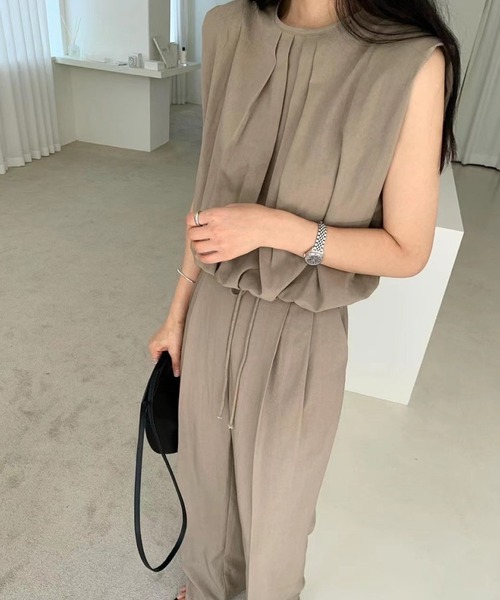 LAFFMO（ラフモ）の「セットアップ ノースリーブタックブラウス&リラックスパンツ（セットアップ・レディース・グレー/ベージュ/ブラック/キャメル・F）」の8枚目の写真