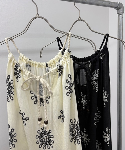 ISOOK(アイスー)の「【ISOOK / アイスー】ホルターネックリゾートワンピ / 柄ワンピ キャミワンピ エスニック ボヘミアン Iライン バックリボン ロング丈 マキシ丈 ノースリーブ 白 黒 ホワイト ブラック ZOZOTOWN限定(ワンピース・レディース・ブラック/アイボリー・FREE)」の6枚目の写真