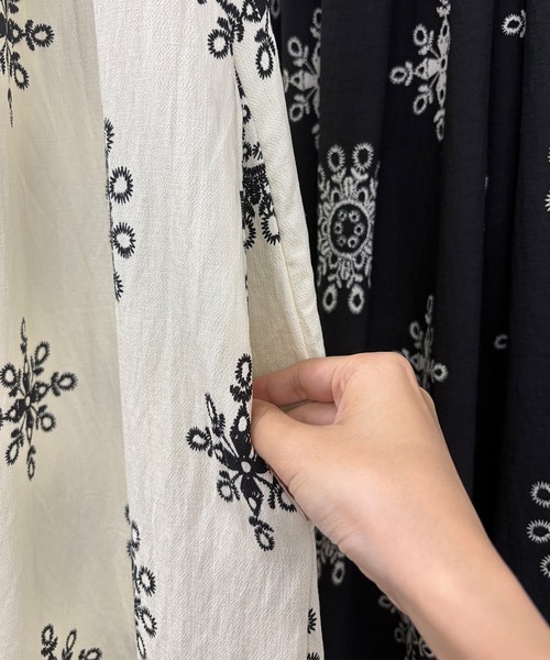 ISOOK(アイスー)の「【ISOOK / アイスー】ホルターネックリゾートワンピ / 柄ワンピ キャミワンピ エスニック ボヘミアン Iライン バックリボン ロング丈 マキシ丈 ノースリーブ 白 黒 ホワイト ブラック ZOZOTOWN限定(ワンピース・レディース・ブラック/アイボリー・FREE)」の5枚目の写真