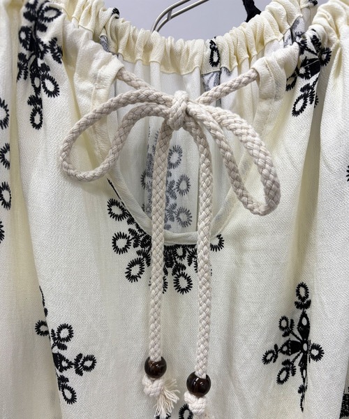 ISOOK(アイスー)の「【ISOOK / アイスー】ホルターネックリゾートワンピ / 柄ワンピ キャミワンピ エスニック ボヘミアン Iライン バックリボン ロング丈 マキシ丈 ノースリーブ 白 黒 ホワイト ブラック ZOZOTOWN限定(ワンピース・レディース・ブラック/アイボリー・FREE)」の3枚目の写真