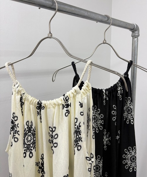 ISOOK(アイスー)の「【ISOOK / アイスー】ホルターネックリゾートワンピ / 柄ワンピ キャミワンピ エスニック ボヘミアン Iライン バックリボン ロング丈 マキシ丈 ノースリーブ 白 黒 ホワイト ブラック ZOZOTOWN限定(ワンピース・レディース・ブラック/アイボリー・FREE)」の7枚目の写真