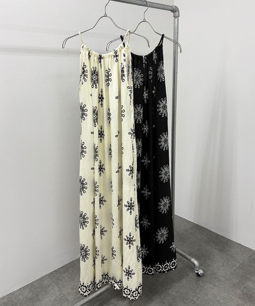 ISOOK(アイスー)の「【ISOOK / アイスー】ホルターネックリゾートワンピ / 柄ワンピ キャミワンピ エスニック ボヘミアン Iライン バックリボン ロング丈 マキシ丈 ノースリーブ 白 黒 ホワイト ブラック ZOZOTOWN限定(ワンピース・レディース・ブラック/アイボリー・FREE)」の8枚目の写真