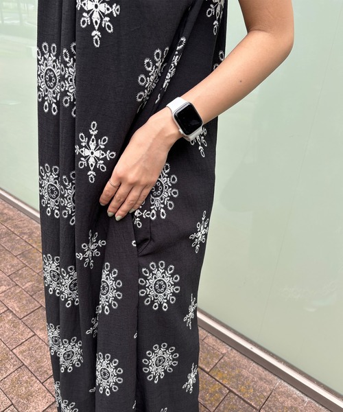 ISOOK(アイスー)の「【ISOOK / アイスー】ホルターネックリゾートワンピ / 柄ワンピ キャミワンピ エスニック ボヘミアン Iライン バックリボン ロング丈 マキシ丈 ノースリーブ 白 黒 ホワイト ブラック ZOZOTOWN限定(ワンピース・レディース・ブラック/アイボリー・FREE)」の13枚目の写真