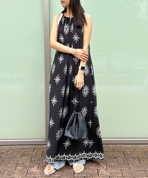 ISOOK(アイスー)の「【ISOOK / アイスー】ホルターネックリゾートワンピ / 柄ワンピ キャミワンピ エスニック ボヘミアン Iライン バックリボン ロング丈 マキシ丈 ノースリーブ 白 黒 ホワイト ブラック ZOZOTOWN限定(ワンピース・レディース・ブラック/アイボリー・FREE)」の22枚目の写真