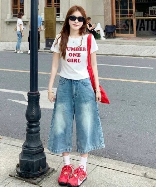FUNdaysion(ファンデイション)の「ロゴショート丈半袖Tシャツ(Tシャツ/カットソー・レディース・レッド/ホワイト/イエロー・M)」の5枚目の写真
