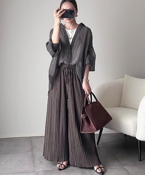 ikka(イッカ)の「さらっとプリーツワイドパンツ(その他パンツ・レディース・ダークブラウン/モカ/ダークグレー・M/L/S)」の1枚目の写真