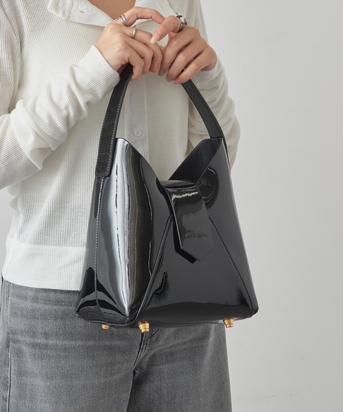 HASHIBAMI（ハシバミ）の「【HASHIBAMI】フェズ エナメル ワンハンドルバッグ ギフト（ハンドバッグ・レディース・ブラック/ダークブラウン・FREE）」の3枚目の写真