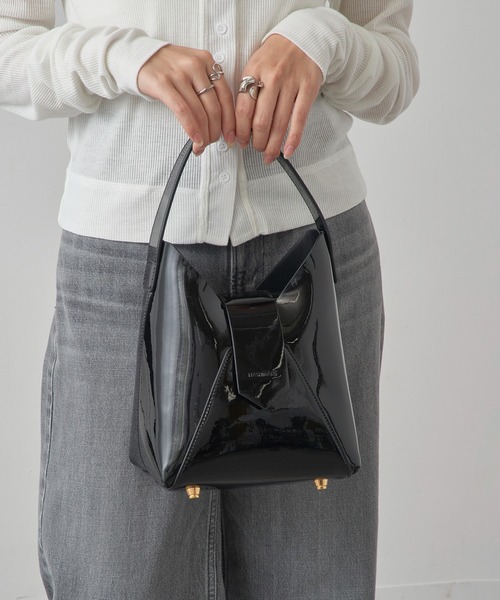 HASHIBAMI（ハシバミ）の「【HASHIBAMI】フェズ エナメル ワンハンドルバッグ ギフト（ハンドバッグ・レディース・ブラック/ダークブラウン・FREE）」の4枚目の写真