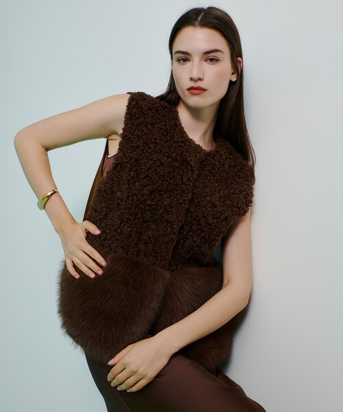 allureville（アルアバイル）の「フェイクボアコンビニットジレ（ベスト・レディース・キャメル/アイボリー・2）」の8枚目の写真