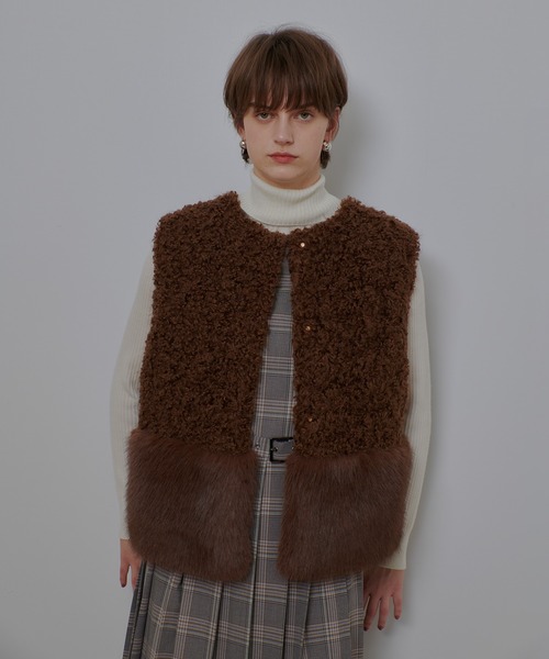 allureville（アルアバイル）の「フェイクボアコンビニットジレ（ベスト・レディース・キャメル/アイボリー・2）」の2枚目の写真