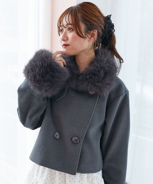 MAJESTIC LEGON（マジェスティックレゴン）の「マルチwayフェイクファー付ショートコート（その他アウター・レディース・チャコールグレー/ブラック/アイボリー/ピンクベージュ・SMALL/MEDIUM/X-SMALL）」の4枚目の写真