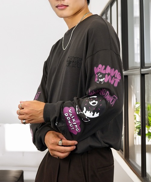 L'atelier(ラトリエ)の「袖ロゴ グラフィック 長袖Tシャツ ドーナツ オバケ(Tシャツ/カットソー・メンズ・ブラック系その他2/ホワイト系3/ブラック系その他3/オリーブ系3/ブラック系3/ブラック系2/ホワイト系2・L/M/LL)」の4枚目の写真
