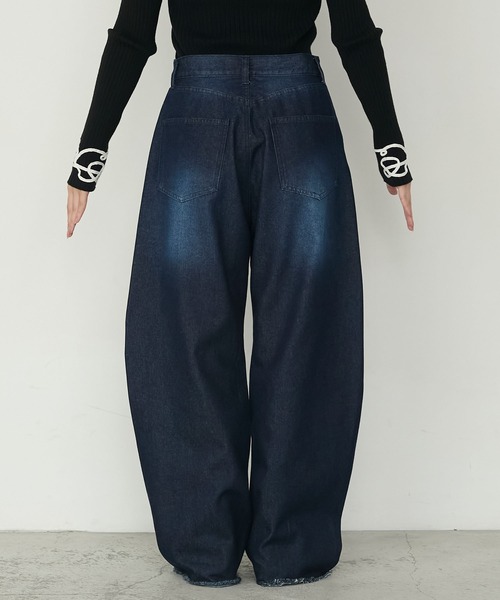 forksy.(フォルクシー)の「【forksy.】裾フリンジカーブバレルレッグデニムパンツ / 速乾・ウォッシャブル(デニムパンツ・レディース・ネイビー/ブラック/ブルー系・L/M)」の21枚目の写真