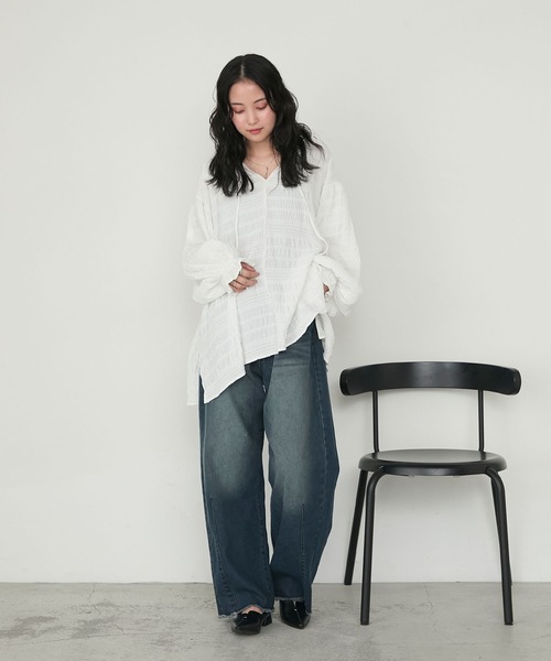 forksy.(フォルクシー)の「【forksy.】裾フリンジカーブバレルレッグデニムパンツ / 速乾・ウォッシャブル(デニムパンツ・レディース・ネイビー/ブラック/ブルー系・L/M)」の11枚目の写真