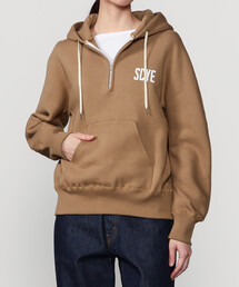 SCYE BASICS（サイベーシックス）の「SCYE BASICS | ハーフジップ ロゴプルオーバーフーディー WOMEN（パーカー）」