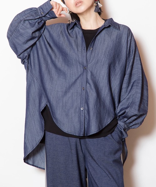 OSMOSIS（オズモーシス）の「ドルマンデニムシャツ（シャツ/ブラウス・レディース・ブルー/ブラック・ONE SIZE）」の2枚目の写真