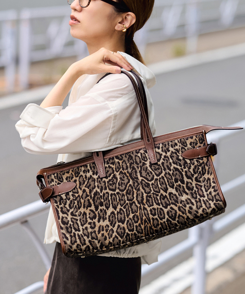 FRAMeWORK（フレームワーク）の「A VACATION/ア ヴァケーション 別注SABRINA L バッグ（ショルダーバッグ・レディース・ブラウン・FREE）」の22枚目の写真