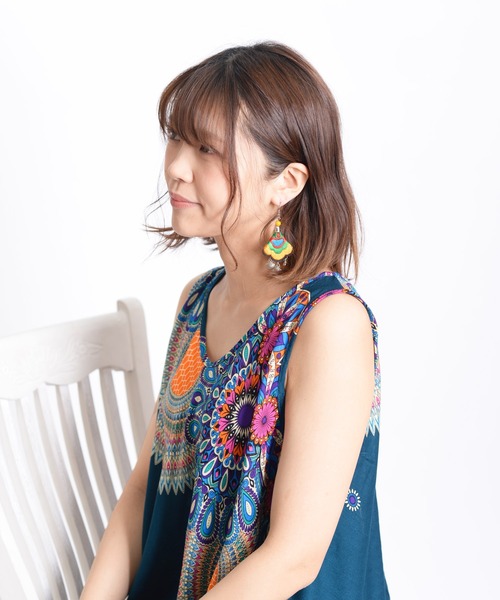 MARAI(マーライ)の「エスニック刺繍ペタルピアス ニュアンスカラー(ピアス(両耳用)・レディース・パープル/レッド/ブルー・FREE)」の6枚目の写真
