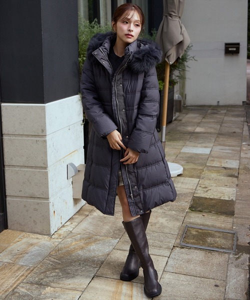AND COUTURE(アンドクチュール)の「FOXファー付きプレミアムミドルロングダウン(ダウンジャケット/コート・レディース・チャコールグレー/ピンク/カーキ・FREE)」の4枚目の写真
