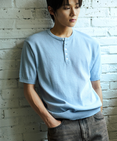 Plain Henley Neck — полупрозрачная вязаная футболка с коротким рукавом [светло‑синяя]