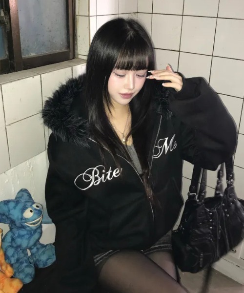 gossip！ロサンゼルス（ゴシップロサンゼルス）の「Y2K 裏起毛ファーフード刺繍ロゴダブルジップパーカー（パーカー・レディース・ブラック/グレー/ホワイト・M）」の11枚目の写真