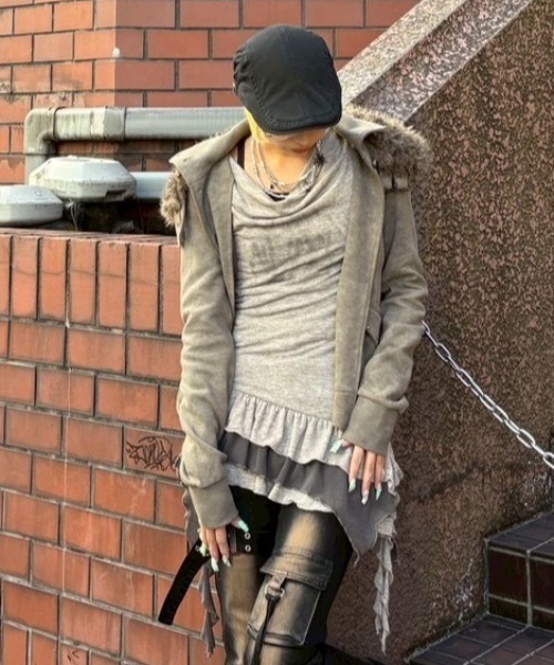 Never mind the XU(ネバーマインドザエックスユー)の「【Never mind the XU】layered long sleeve / 【ネバーマインド ザ エックスユー】レイヤード長袖トップス(Tシャツ/カットソー・レディース・ベージュ/ブラック・ONE SIZE)」の15枚目の写真