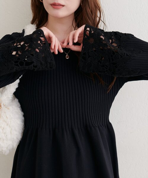 natural couture（ナチュラルクチュール）の「袖レースペプラムニット（ニット/セーター・レディース・ネイビー/オフホワイト/グレイッシュベージュ/ブラック・FREE）」の3枚目の写真