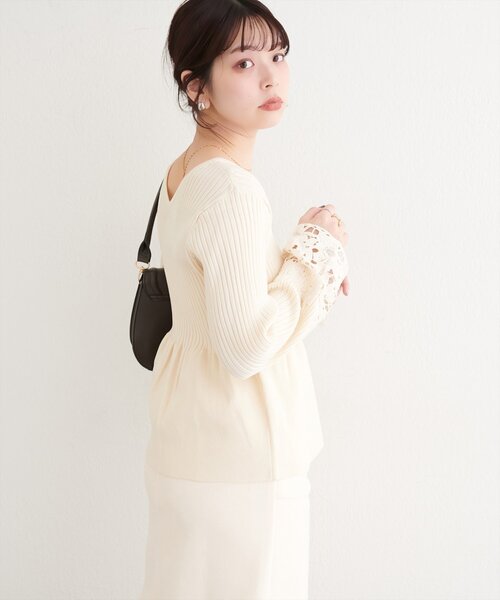 natural couture（ナチュラルクチュール）の「袖レースペプラムニット（ニット/セーター・レディース・ネイビー/オフホワイト/グレイッシュベージュ/ブラック・FREE）」の6枚目の写真