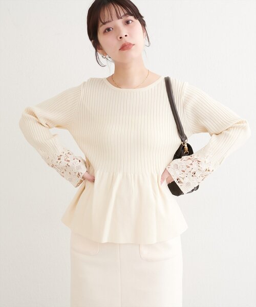 natural couture（ナチュラルクチュール）の「袖レースペプラムニット（ニット/セーター・レディース・ネイビー/オフホワイト/グレイッシュベージュ/ブラック・FREE）」の7枚目の写真