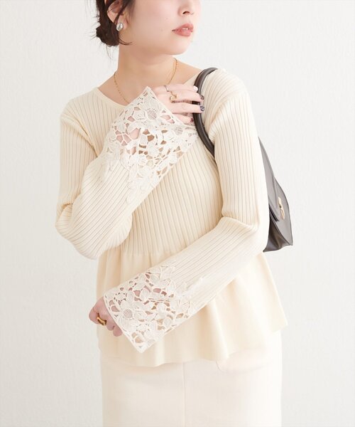 natural couture（ナチュラルクチュール）の「袖レースペプラムニット（ニット/セーター・レディース・ネイビー/オフホワイト/グレイッシュベージュ/ブラック・FREE）」の2枚目の写真