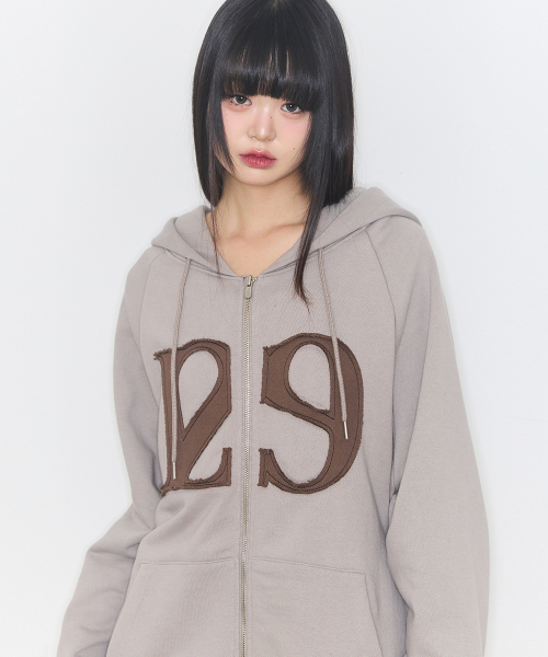 129 ロゴパッチフードジップアップ ライトベージュ（パーカー