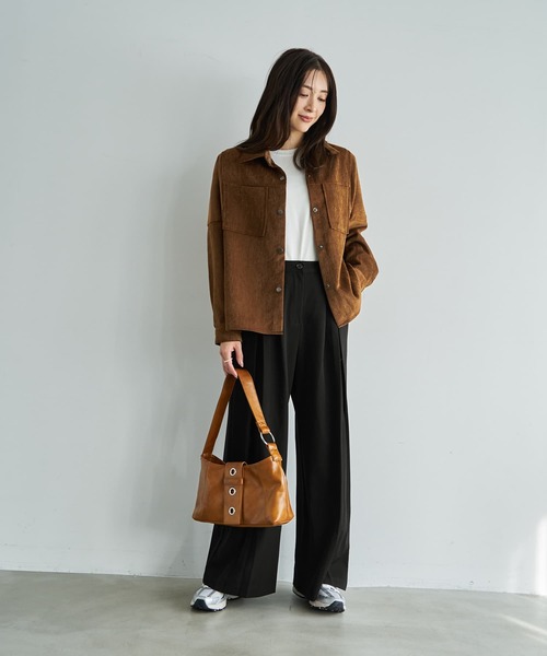 STYLE DELI(スタイルデリ)の「【LUXE】ベルベット調シャツ型ジャケット(ブルゾン・レディース・ネイビー/キャメル・FREE)」の7枚目の写真