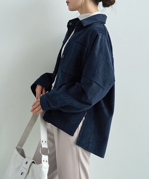 STYLE DELI(スタイルデリ)の「【LUXE】ベルベット調シャツ型ジャケット(ブルゾン・レディース・ネイビー/キャメル・FREE)」の10枚目の写真