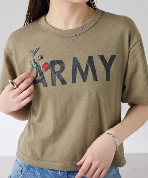 ROTHCO(ロスコ)の「Q.anos/ロゴTシャツ/ROTHCOコラボアイテム/先着ノベルティ付き(Tシャツ/カットソー・レディース・ベージュ/ネイビー・FREE)」の1枚目の写真